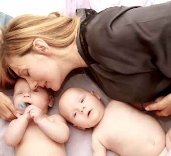 İkiz Bebek Bakıcısı